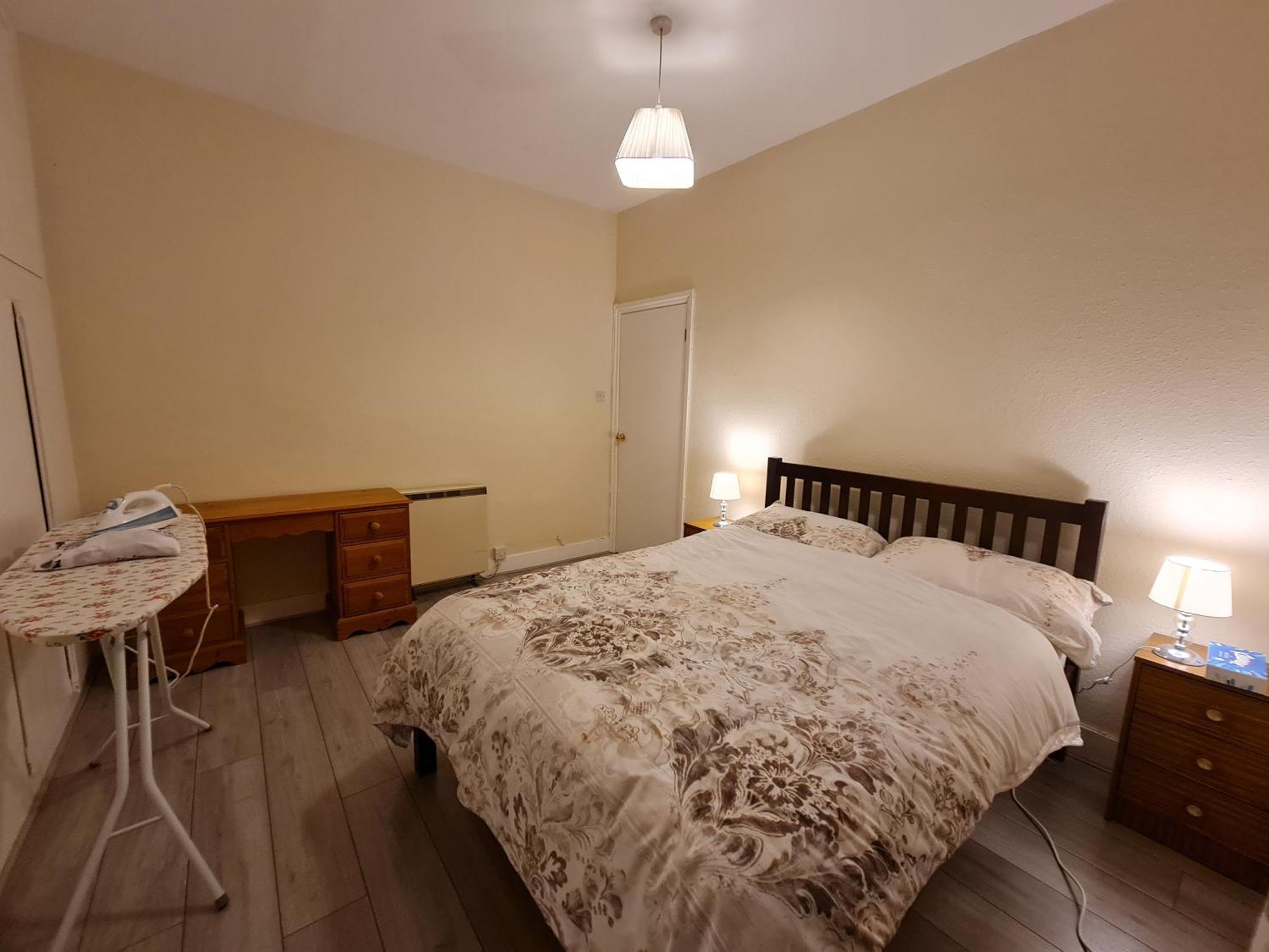 House-sleeps4-parking-garden *